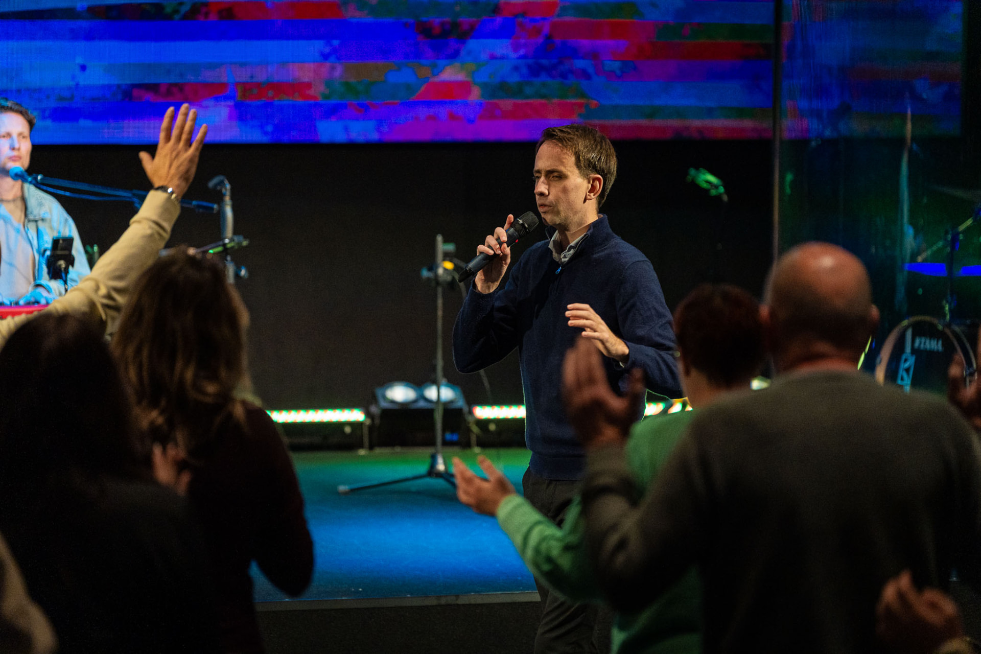 Jelthe Kloens spreekt de zaal toe in Nijkerk